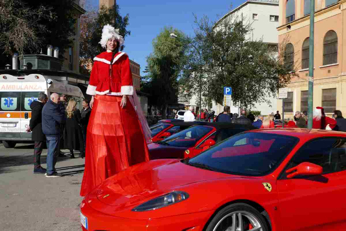 Babbo Natale in Ferrari, l'iniziativa con l'Ospedale Isola Gemelli di Roma