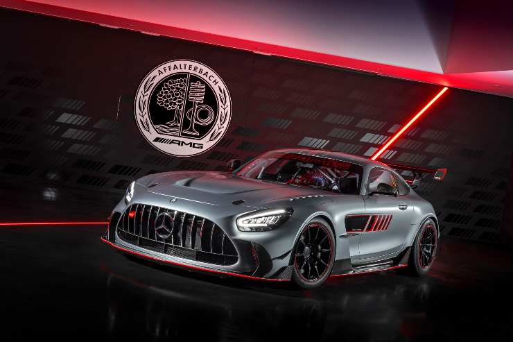 Mercedes AMG-GT vs Porsche 911, sfida mozzafiato tutta tedesca: non si può chiedere nulla di meglio