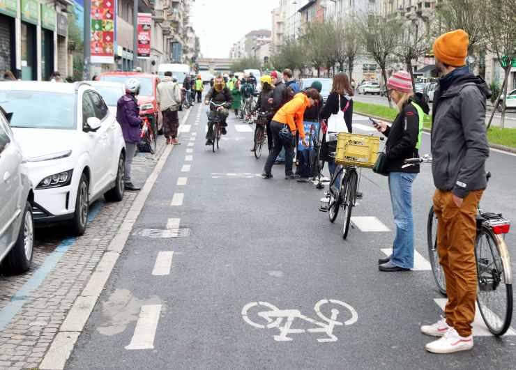 Pista ciclabile problemi Milano procura regolarità sicurezza stradale