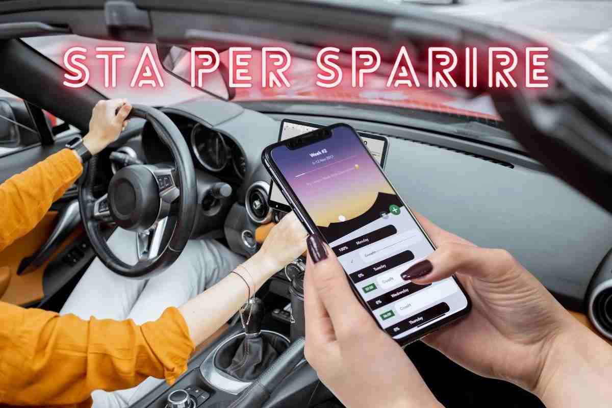 Auto, questo accessorio sta per sparire per sempre: la colpa è del tuo smartphone